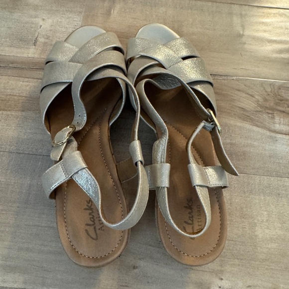 Clark’s Shoes Women’s 9.5 Leather Cork Wedge Sandals Shimmer Gold Artisan Comfy - Picture 3 of 6